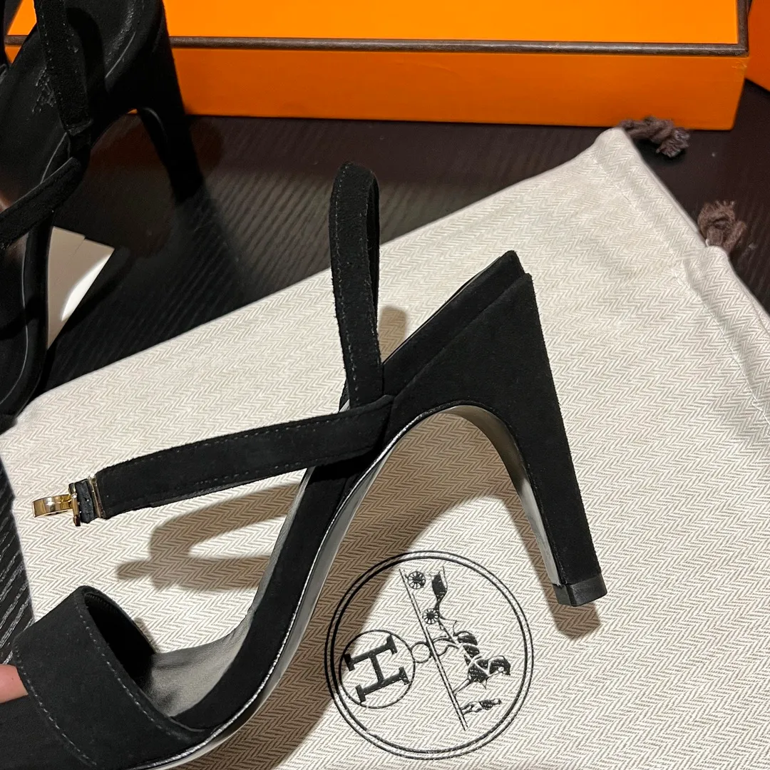 👟👟Ex-factory price 600👟👟 💋💋Continue the classics Hermes Classic H high-heeled sandals series————————Fashionable classic and versatile super comfortable It took half a year to disassemble the original version and develop it with craftsmanship and perfection in every detail Simple and smooth design to create a fashionable, classic and soft look 🥰🥰 Material: Original custom-made sheep suede, sheepskin lining for feet, Italian genuine leather outsole ▪️Heel height: 9cm ▪️SIZE: 34-42 (34.41 42 customized, non-returnable and non-exchangeable)